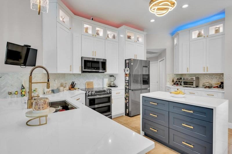 Kitchen - 1001 SPLIT SILK ST, VALRICO
