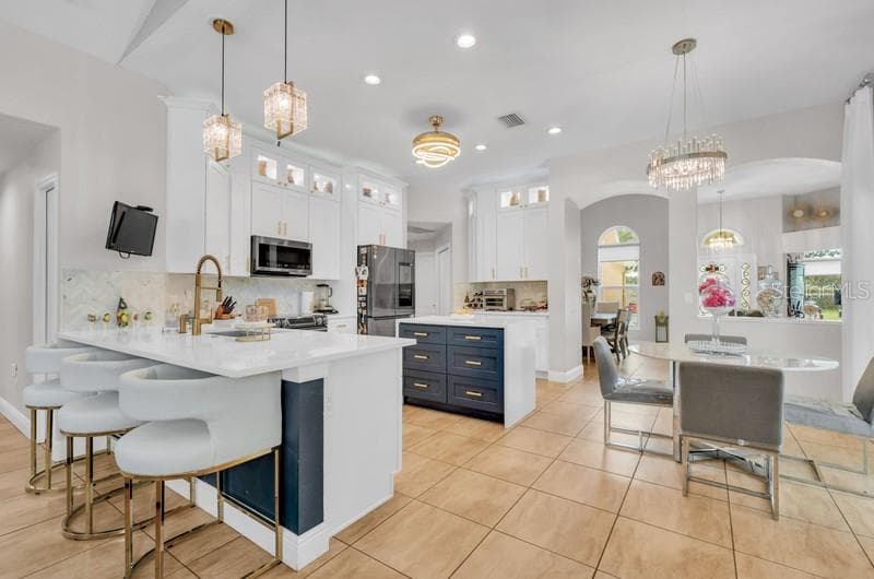 Kitchen - 1001 SPLIT SILK ST, VALRICO