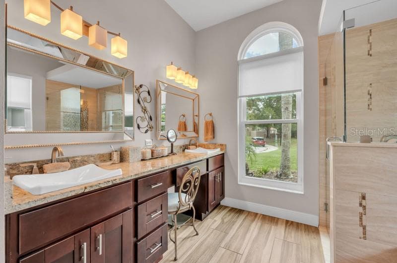 Owner's Suite Bathroom - 1001 SPLIT SILK ST, VALRICO