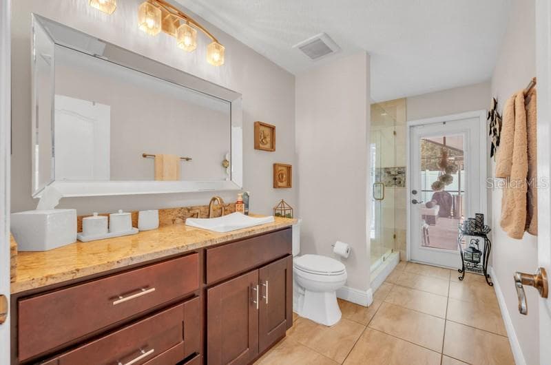 Bathroom 3/Pool Bath - 1001 SPLIT SILK ST, VALRICO