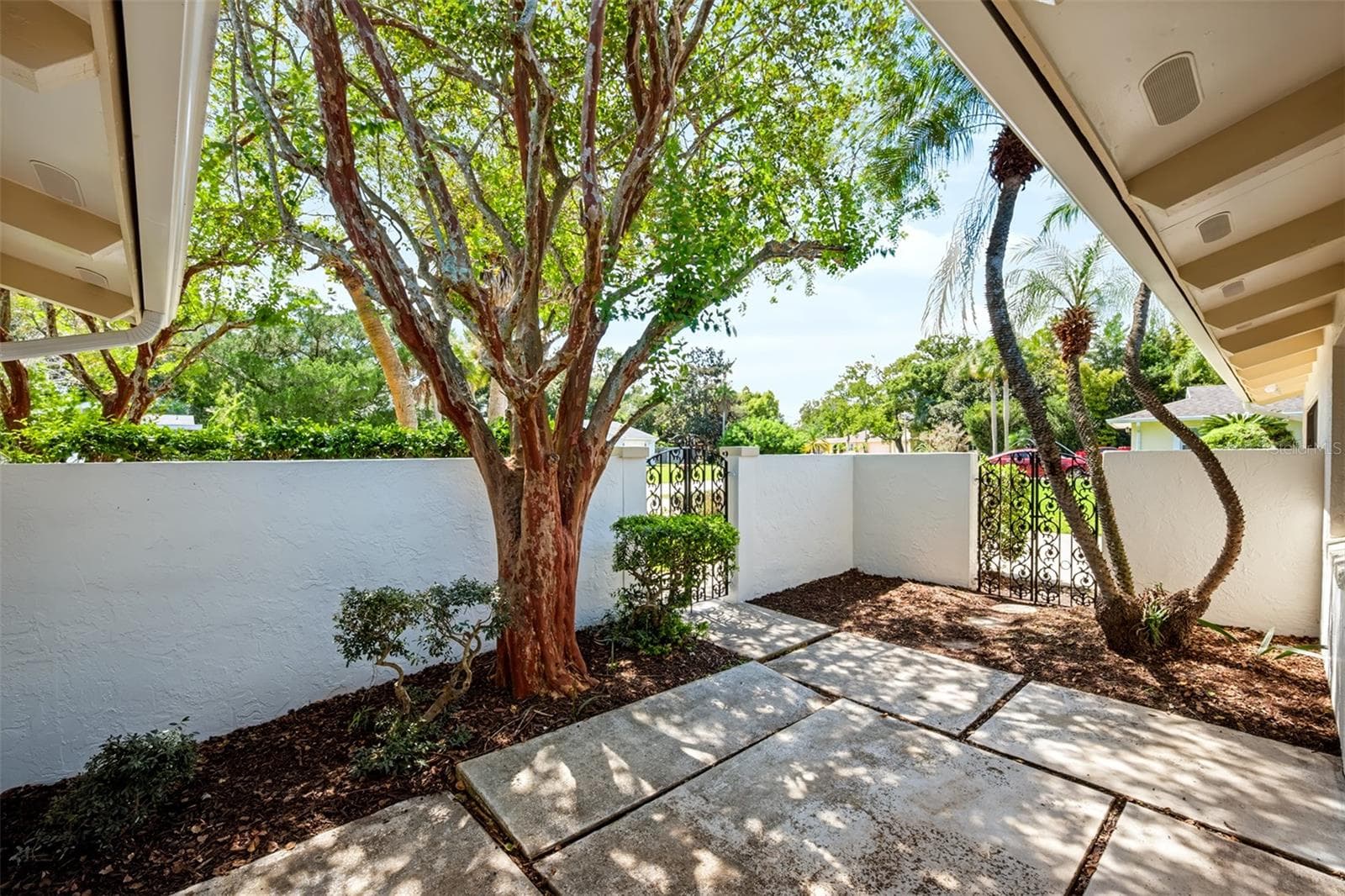 Small front courtyard entry - 83 FARRAGUT DR, PALM COAST