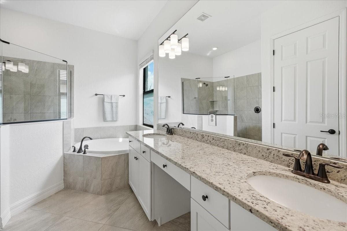 Single Family Residence at 5716 CHEECH GLN, LAKEWOOD RANCH, photo 23 of 89