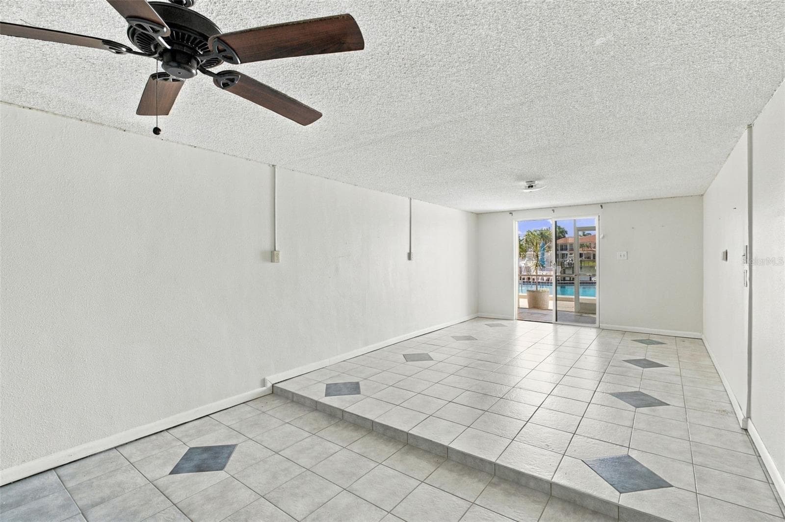 Lounge - 544 PINELLAS BAYWAY S #F8, TIERRA VERDE