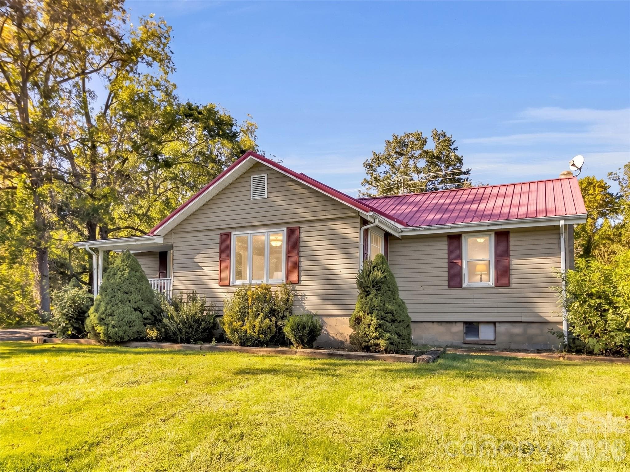Single Family Residence at 408 Sunny Drive, Waynesville, photo 2 of 41