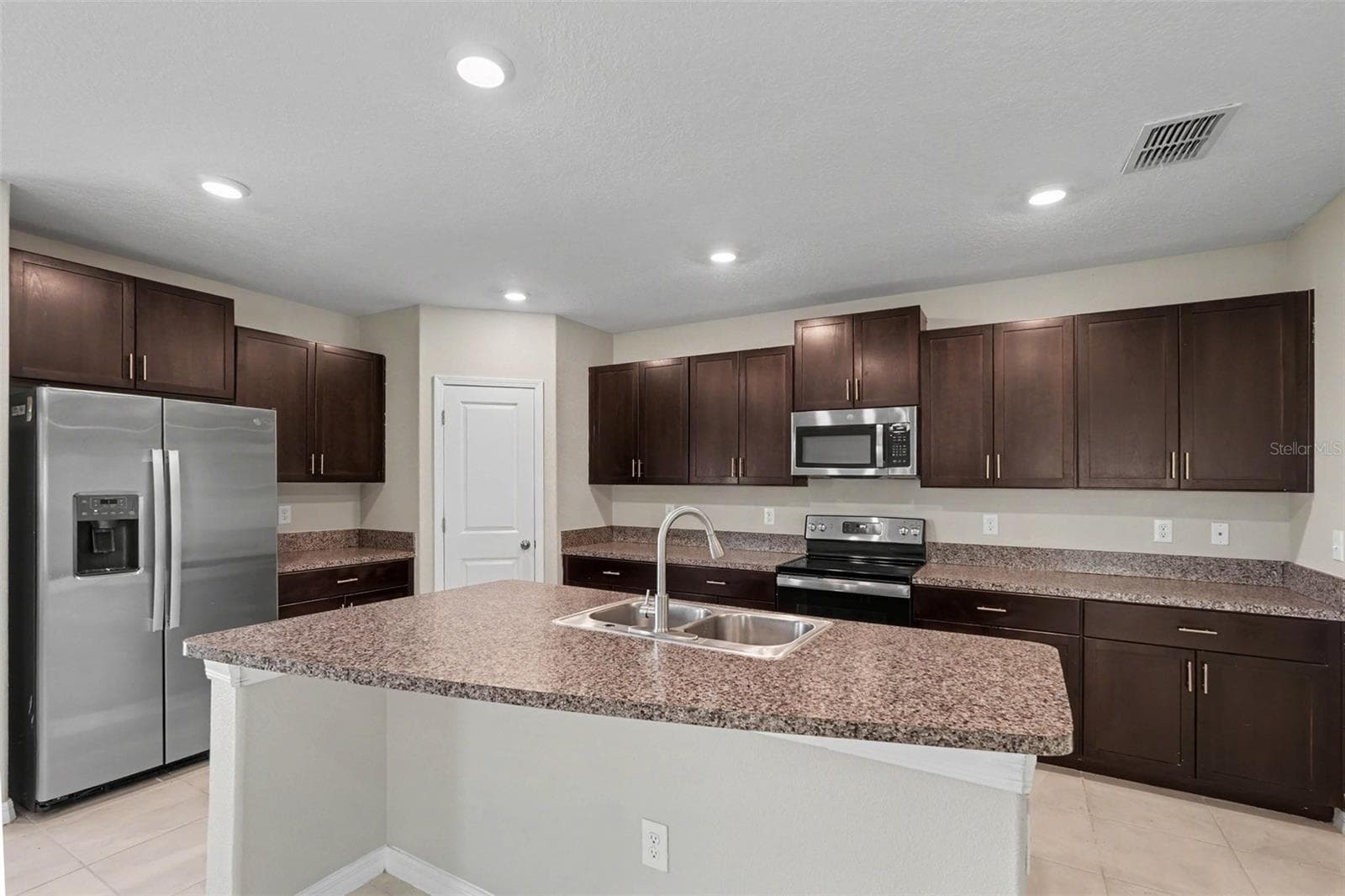 Single Family Residence at 15535 MILLER CREEK DR, SUN CITY CENTER, photo 7 of 19