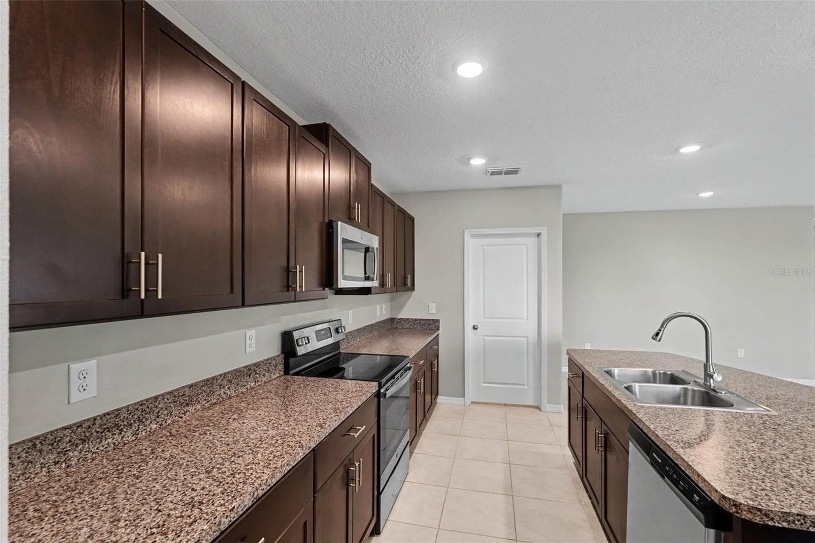 Single Family Residence at 15535 MILLER CREEK DR, SUN CITY CENTER, photo 8 of 19