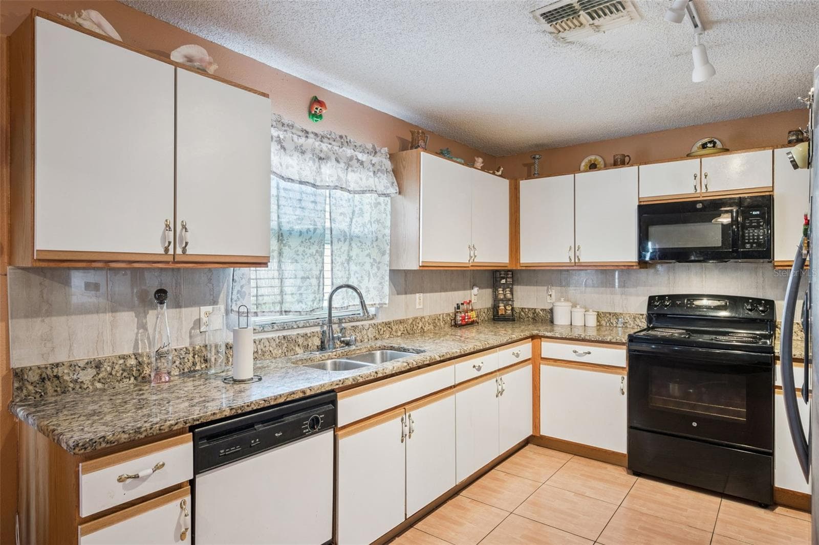 Single Family Residence at 1134 KEMPTON CHASE PKWY, ORLANDO, photo 18 of 35
