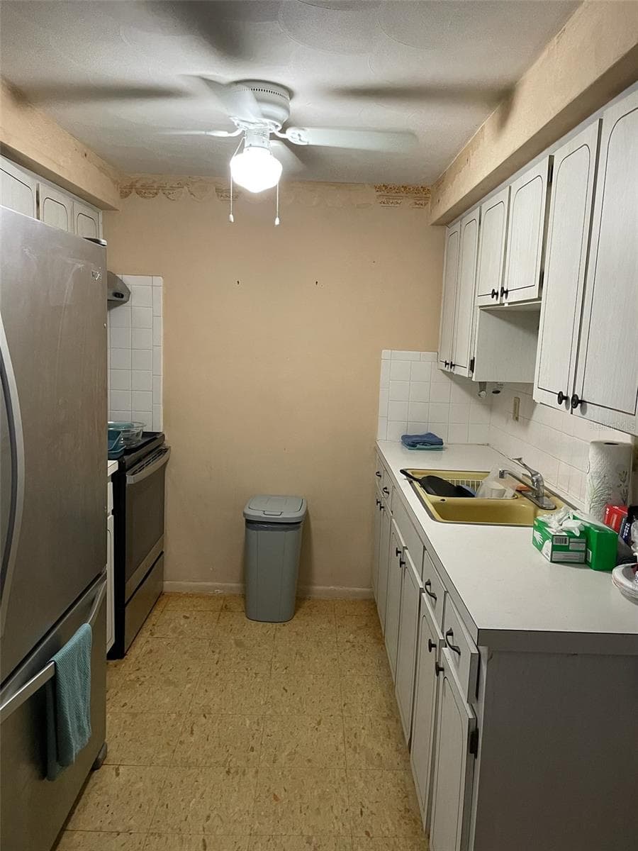 Kitchen, newer refrigerator and stove. - 4217 ARBY PL #4217, NEW PORT RICHEY