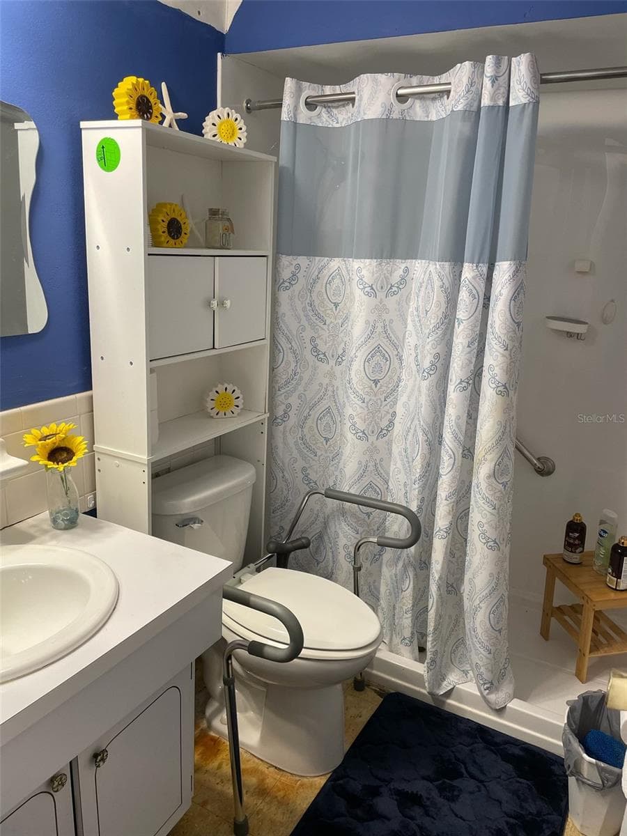 Handicap ready bathroom with walk-in shower. - 4217 ARBY PL #4217, NEW PORT RICHEY