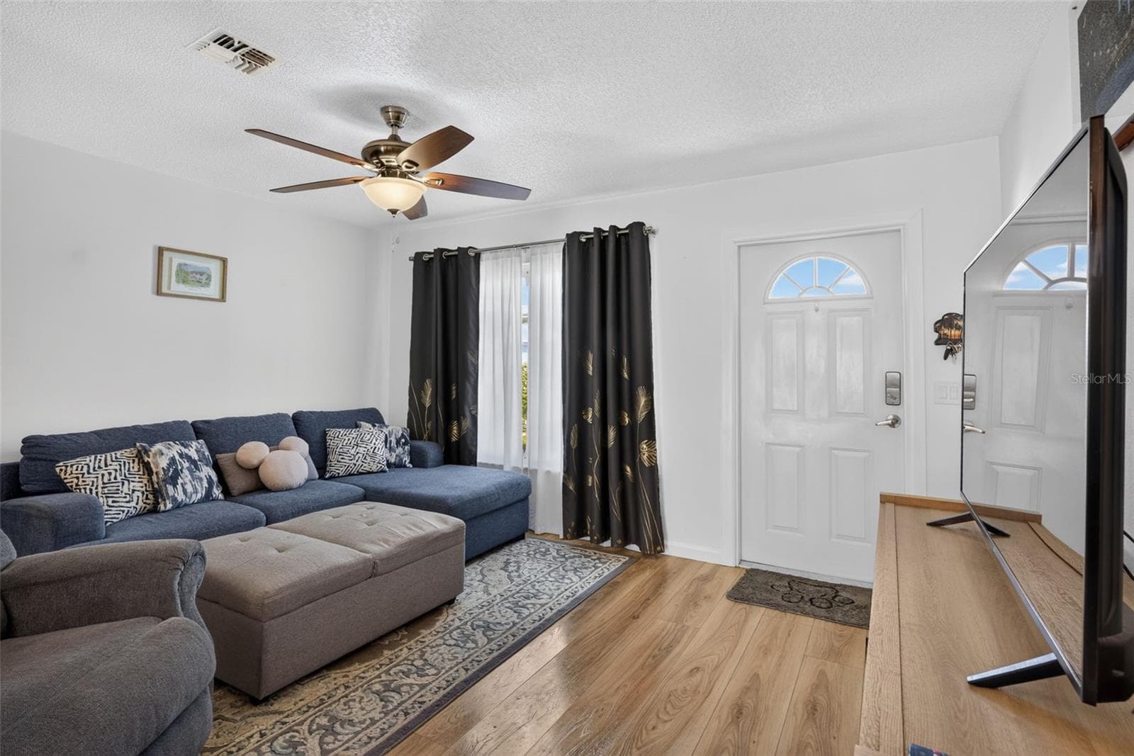 Living room showing entryway of front door - 82 CIRCLEWOOD DR #A3-4, VENICE