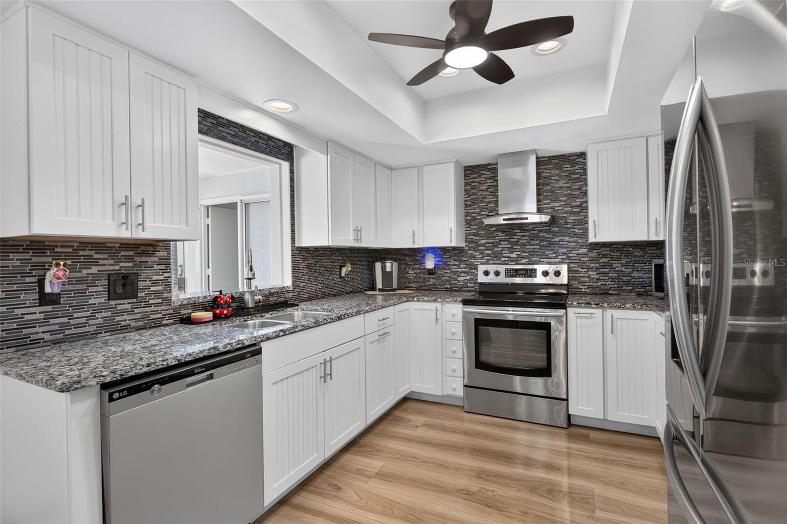 Upgraded kitchen with granite countertops - 82 CIRCLEWOOD DR #A3-4, VENICE