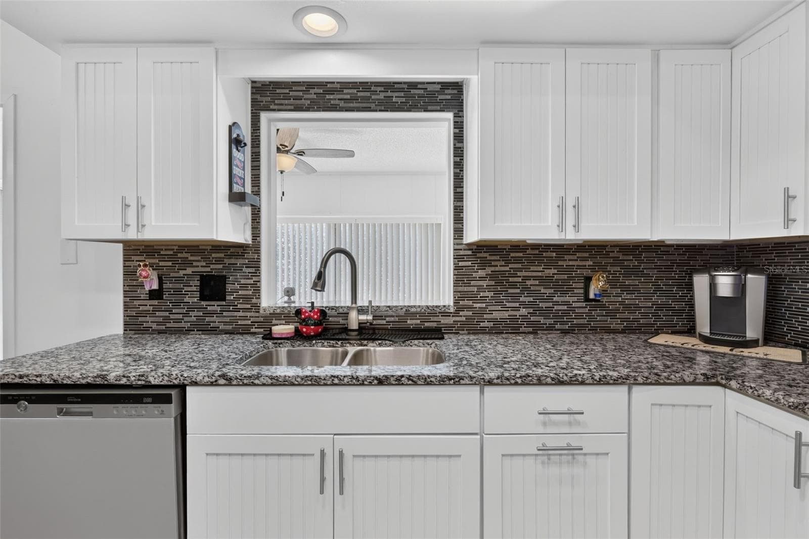 Kitchen sink with opening looking out to family room - 82 CIRCLEWOOD DR #A3-4, VENICE