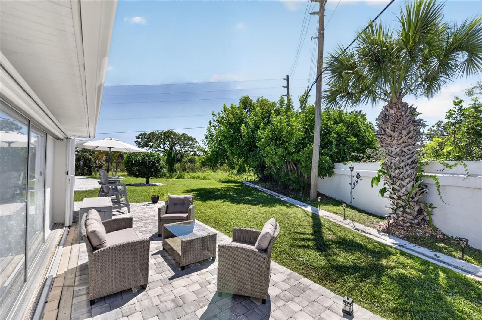 Outdoor patio with view of yard space - 82 CIRCLEWOOD DR #A3-4, VENICE