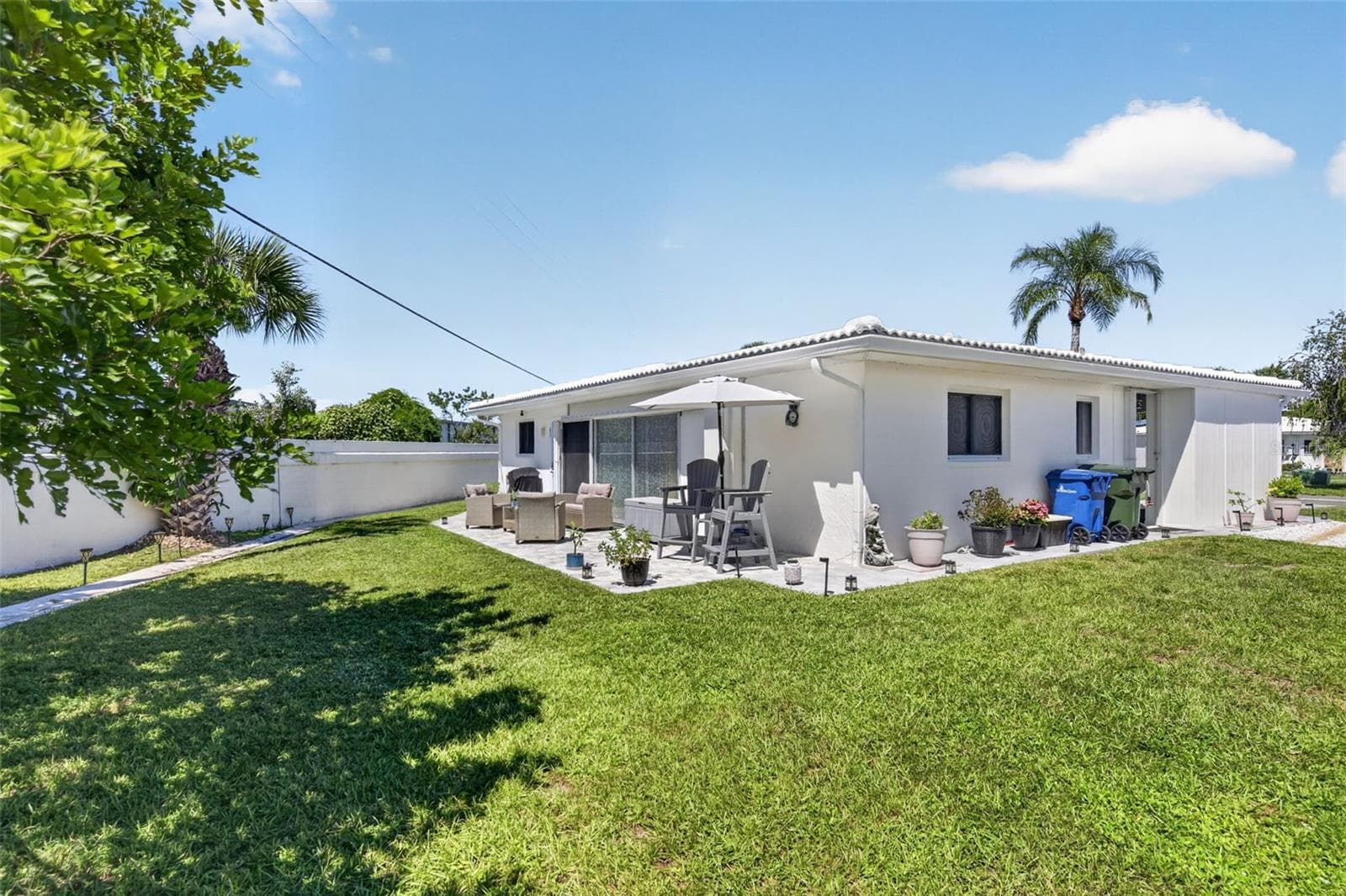View of backyard and patio - 82 CIRCLEWOOD DR #A3-4, VENICE