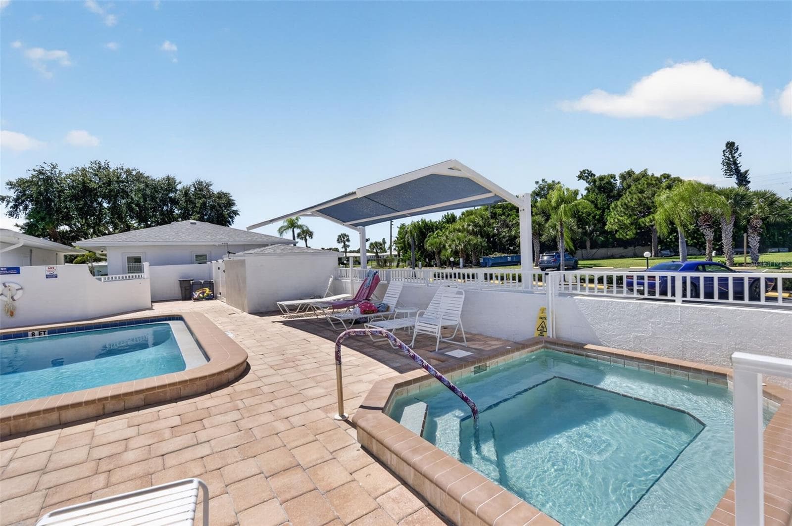 Community pool and jacuzzi - 82 CIRCLEWOOD DR #A3-4, VENICE