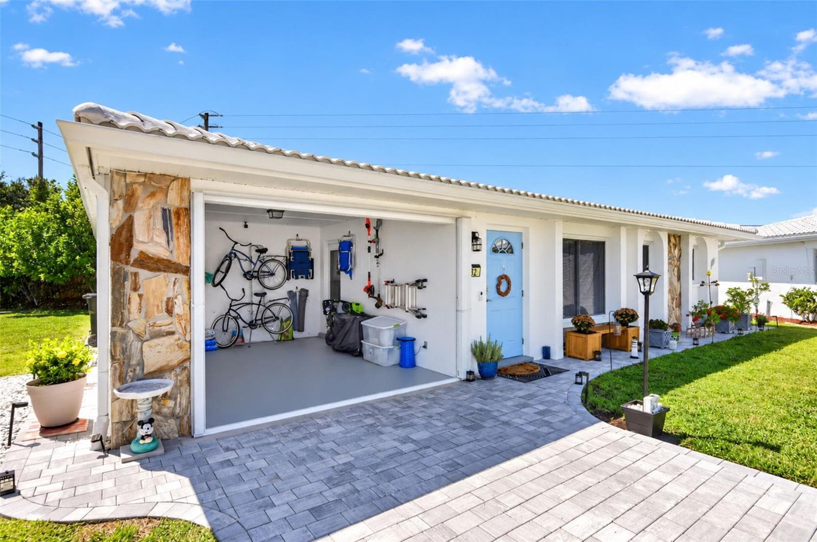 carport and driveway - 82 CIRCLEWOOD DR #A3-4, VENICE