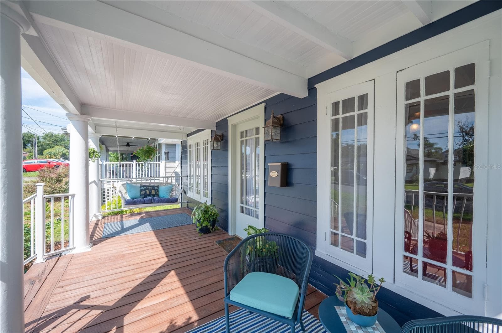 Front porch with porch swing - 412 E PALM DR, LAKELAND
