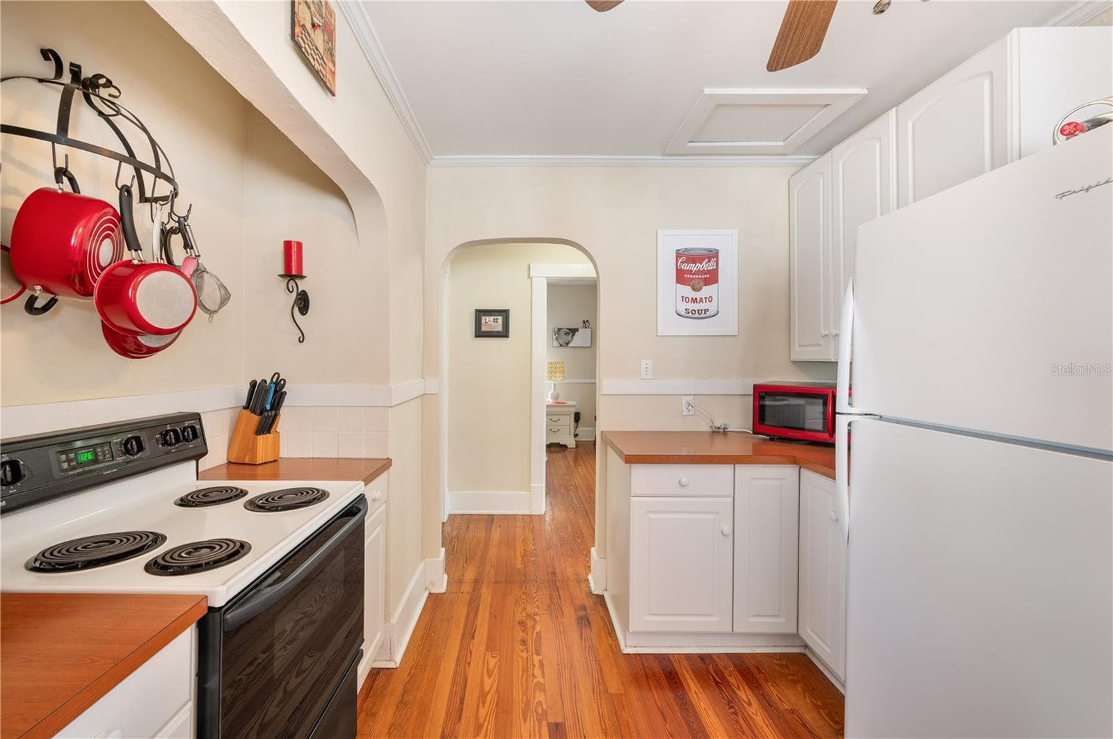 Kitchen with full appliance suite - 412 E PALM DR, LAKELAND