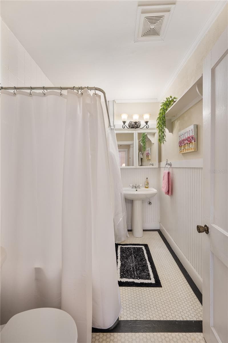 Full bathroom - 412 E PALM DR, LAKELAND