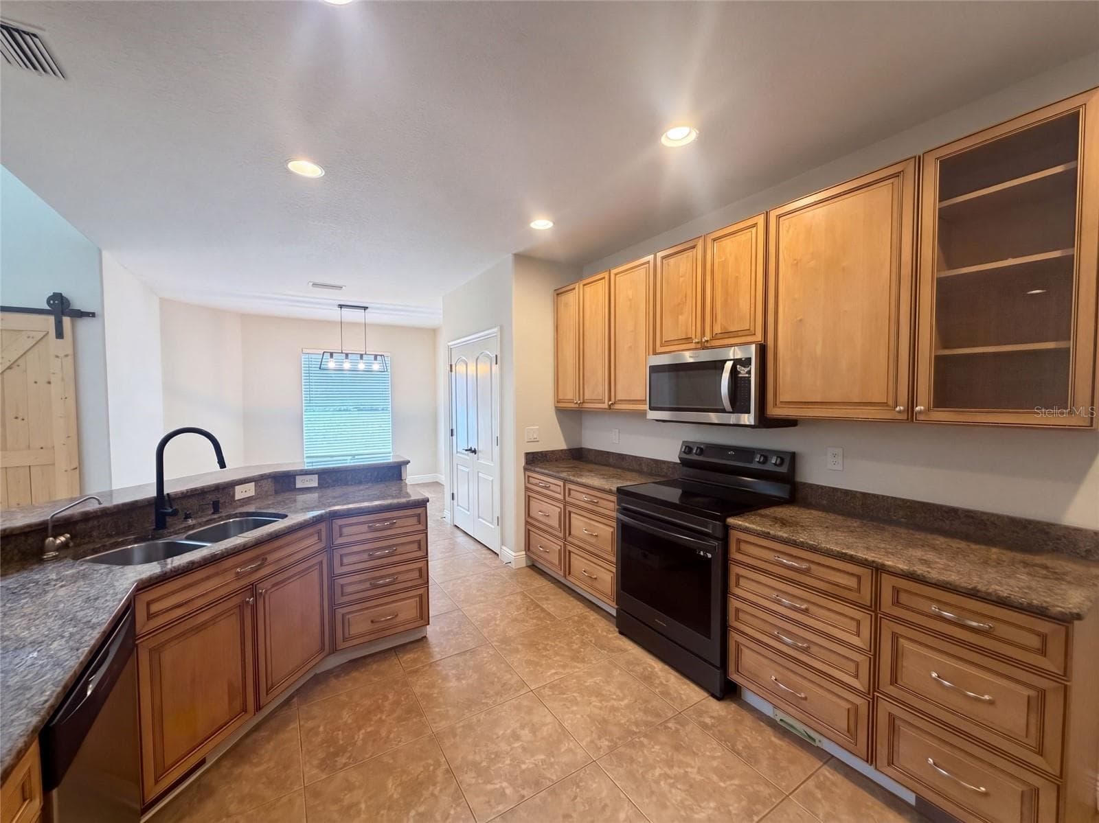 Single Family Residence at 2015 RIVER CROSSING DR, VALRICO, photo 2 of 22