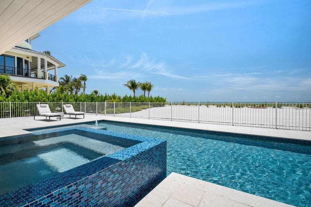 Heated salt water pool and spa - 6489 GULFSIDE RD, LONGBOAT KEY