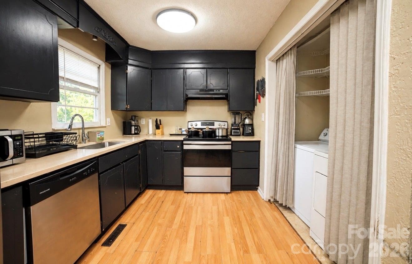 Single Family Residence at 712 Edgehill Drive, Monroe, photo 5 of 11