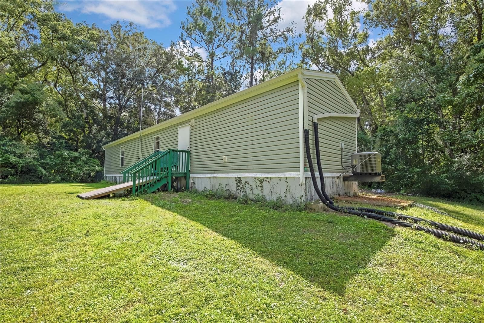 Manufactured Home at 19995 MANECKE RD, BROOKSVILLE, photo 10 of 25