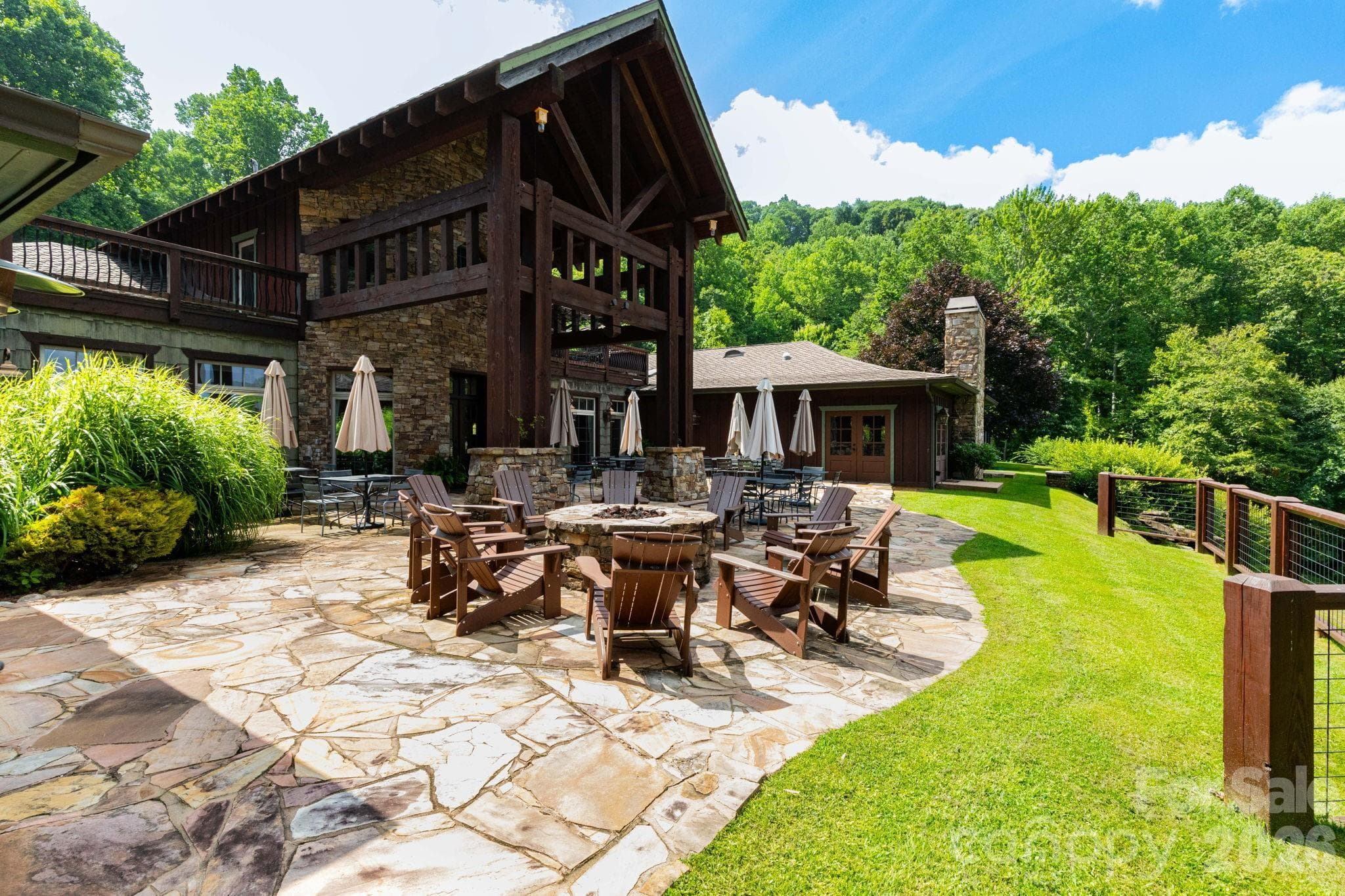 Firepit and tables outside. - 25 Finlaystone Trace, Waynesville