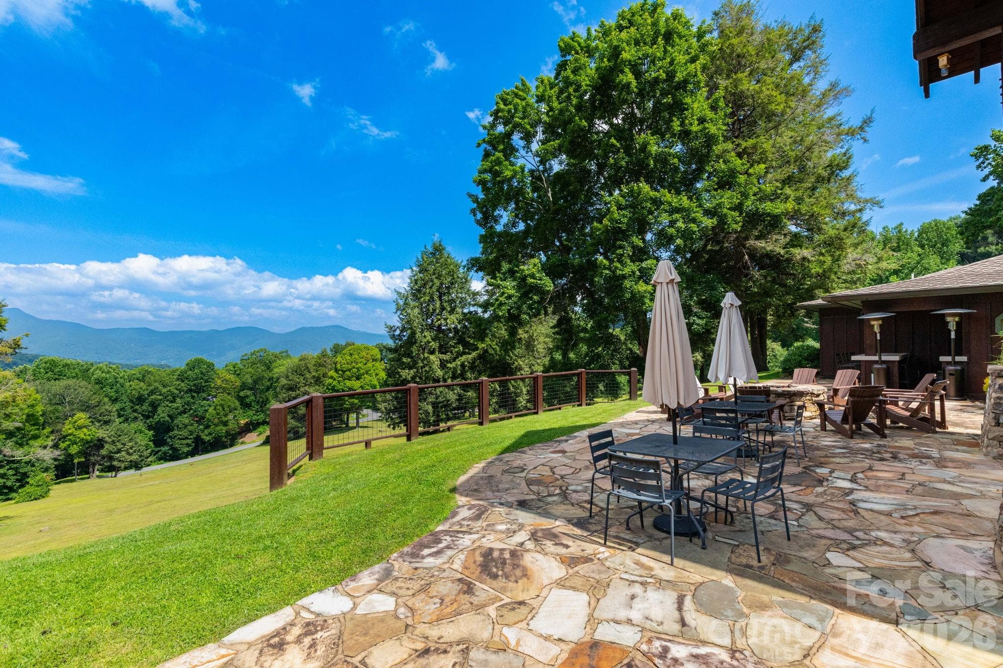 Mountain views while dining. - 25 Finlaystone Trace, Waynesville