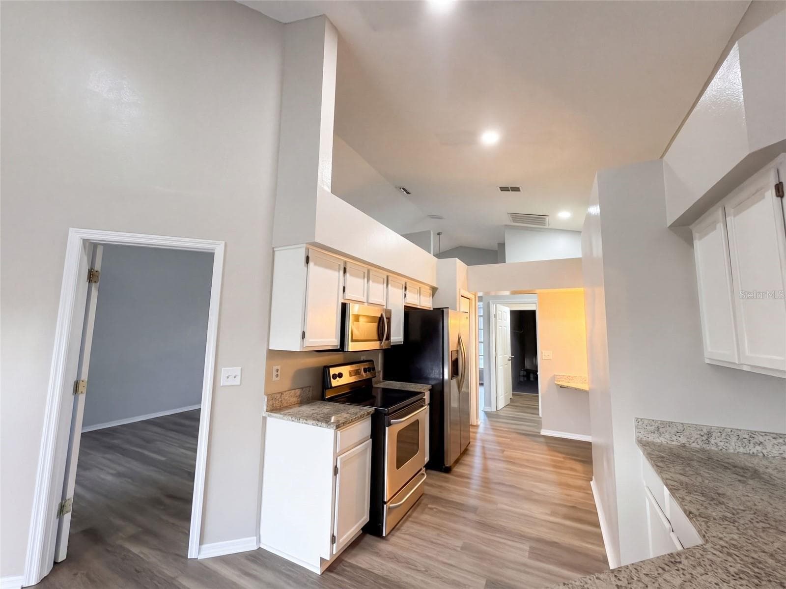 Single Family Residence at 9703 GLENPOINTE DR, RIVERVIEW, photo 9 of 40