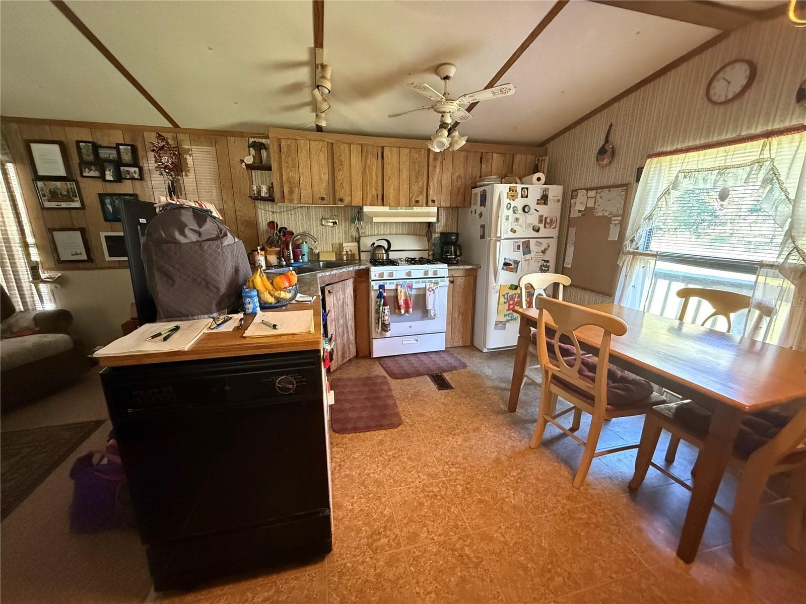 kitchen - 1844 PAPAYA ST, BUNNELL