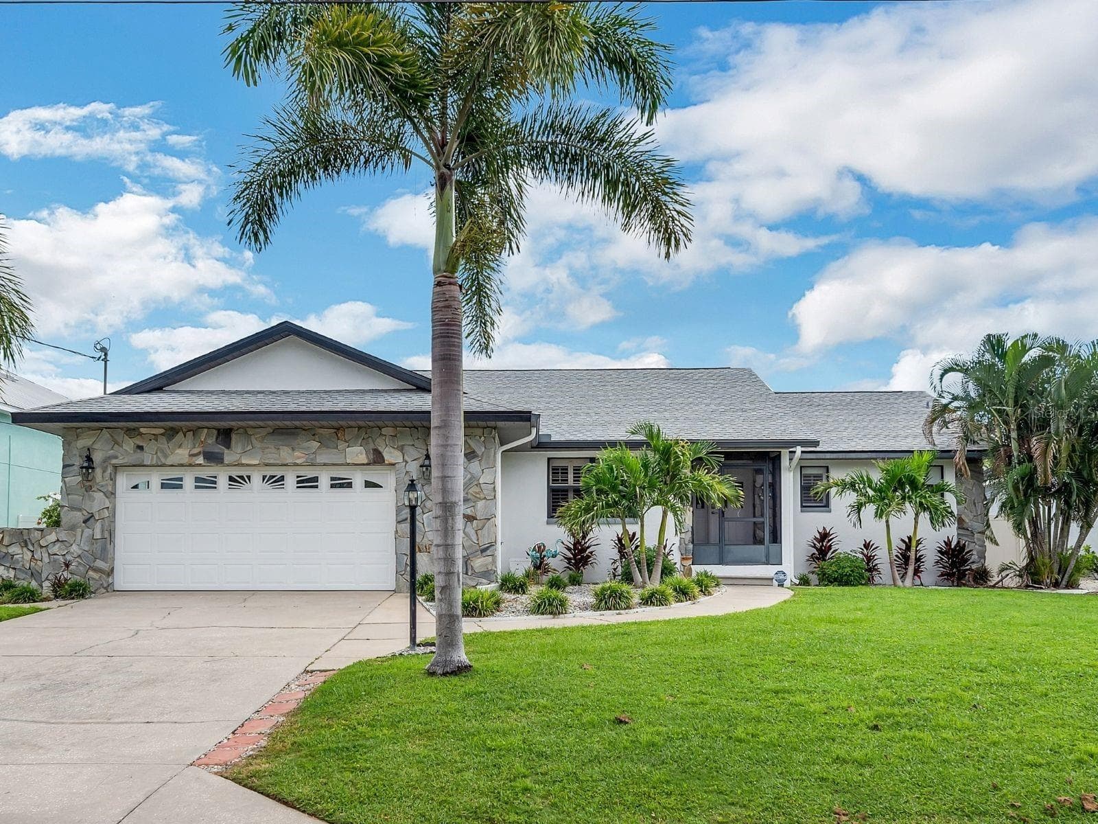 4 bed, 2 bath, heated pool, 2 boat lifts with Deep-Water Apollo Beach Canal Living with Direct Tampa Bay Access. - 743 KINGSTON CT, APOLLO BEACH