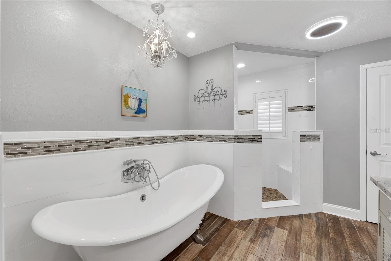 Stunning modern clawfoot tub, corner shower with multiple showerheads and bench in Owner's ensuite. - 743 KINGSTON CT, APOLLO BEACH