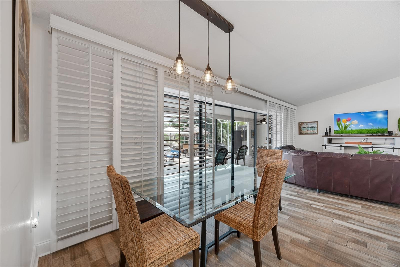 Dining area adjacent to the Kitchen and lania. - 743 KINGSTON CT, APOLLO BEACH