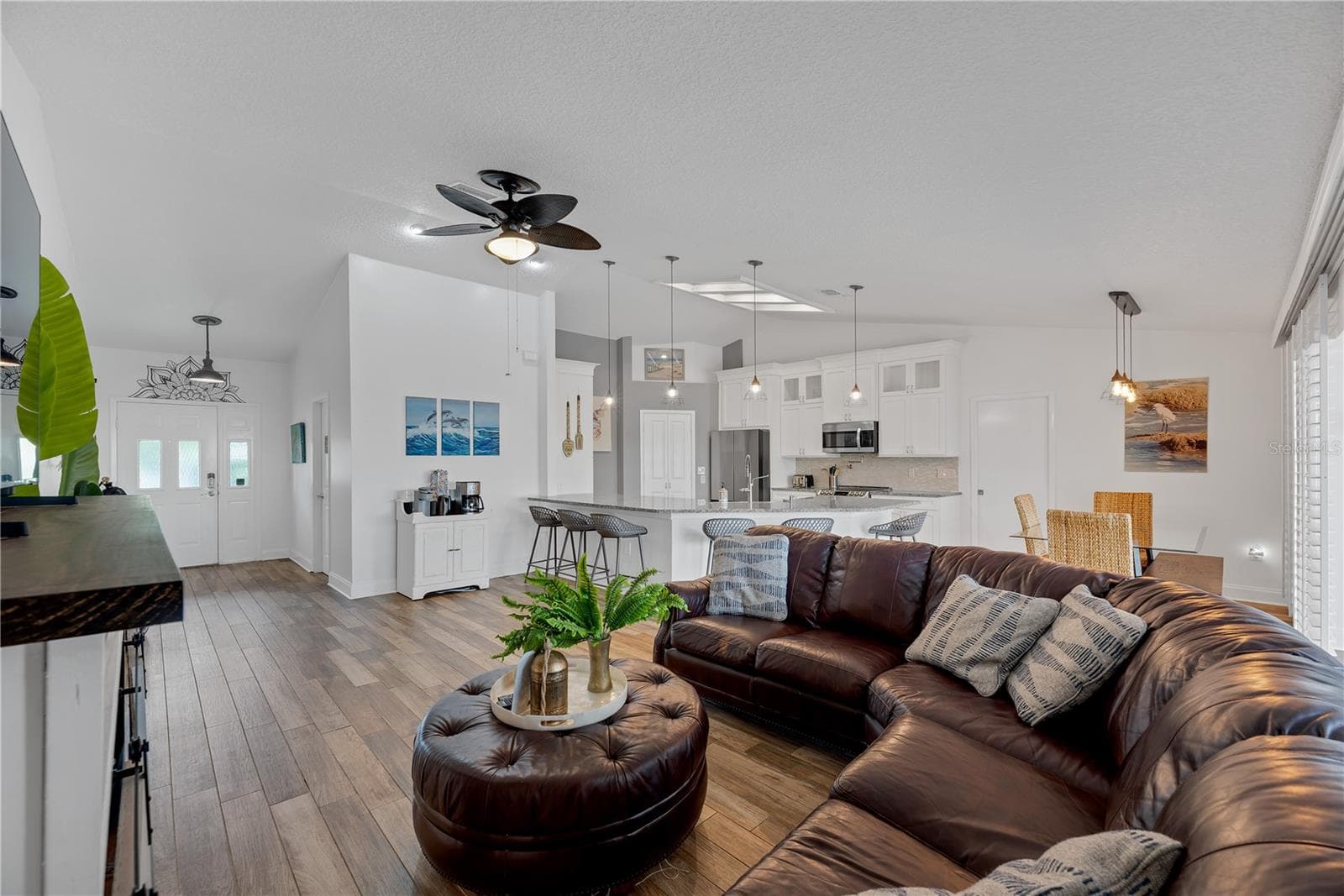 This great room was designed for comfortable living and entertaining! - 743 KINGSTON CT, APOLLO BEACH