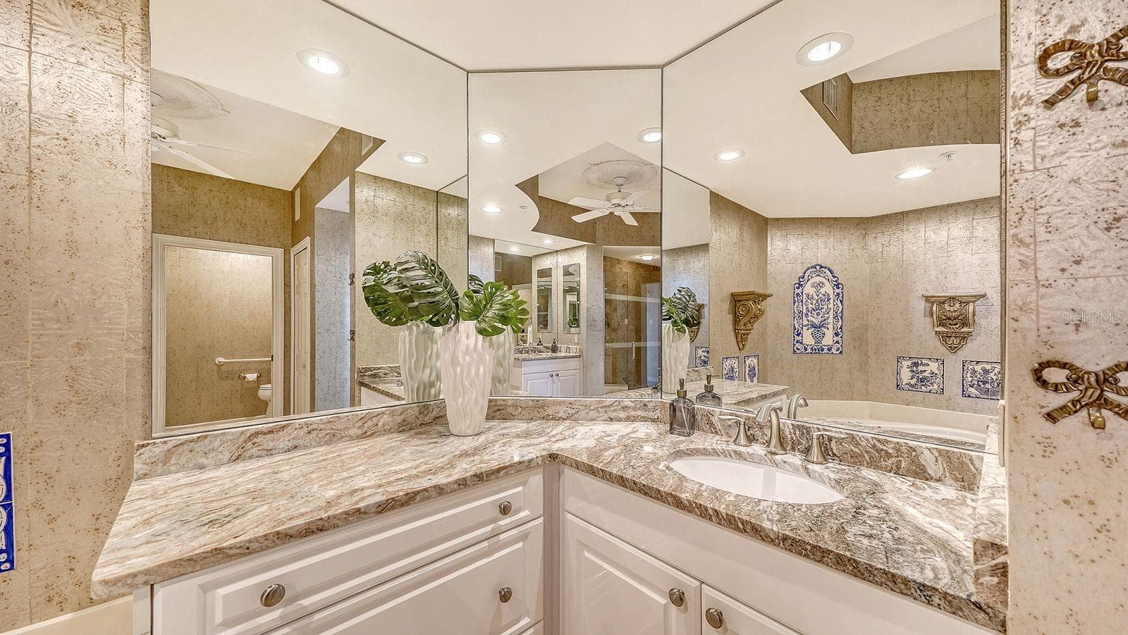 Primary bath dual vanities - 385 NORTH POINT RD #701, OSPREY