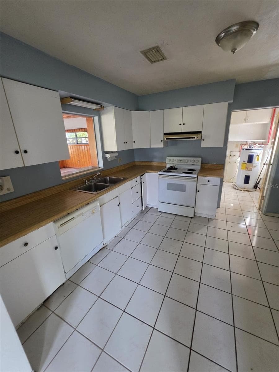 Single Family Residence at 1028 SUNSHINE DR E, LAKELAND, photo 9 of 24