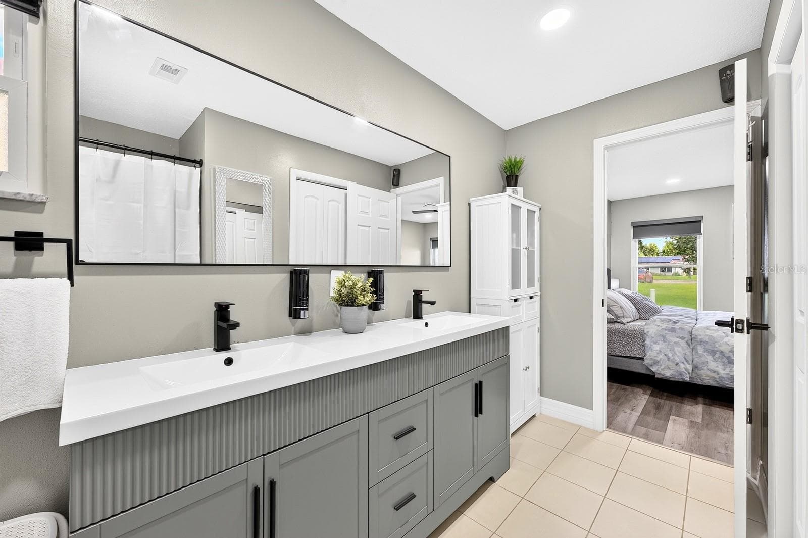 Primary en-suite bath. - 10113 ALLENBY CT, ORLANDO