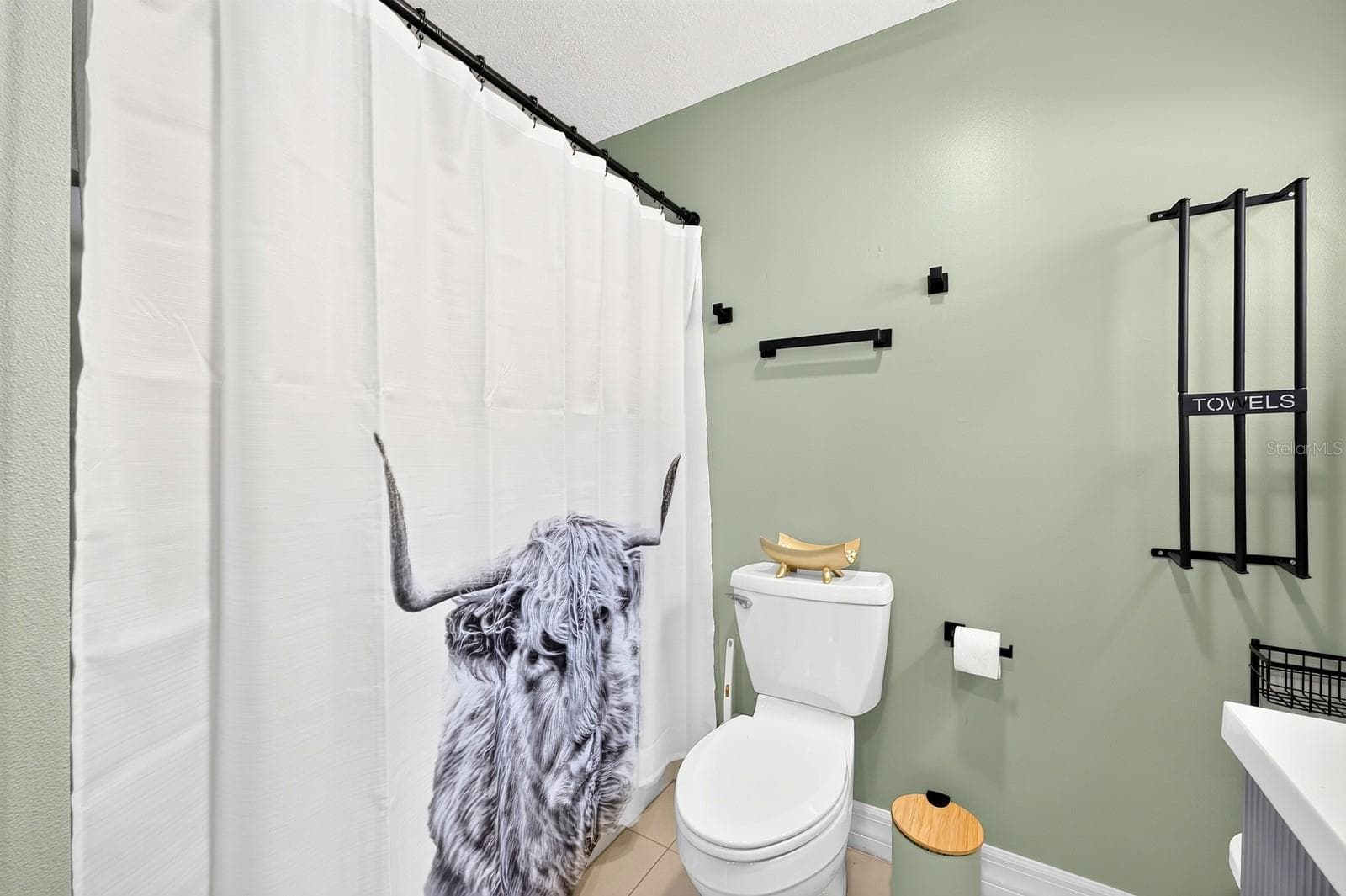 Primary en-suite bath. - 10113 ALLENBY CT, ORLANDO