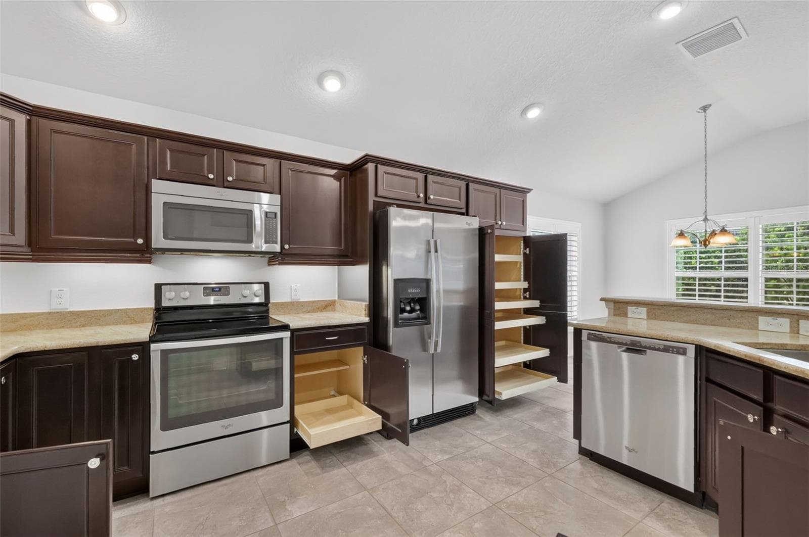 Kitchen with Roll-Out Shelving - 3376 MAYFLOWER LOOP, THE VILLAGES