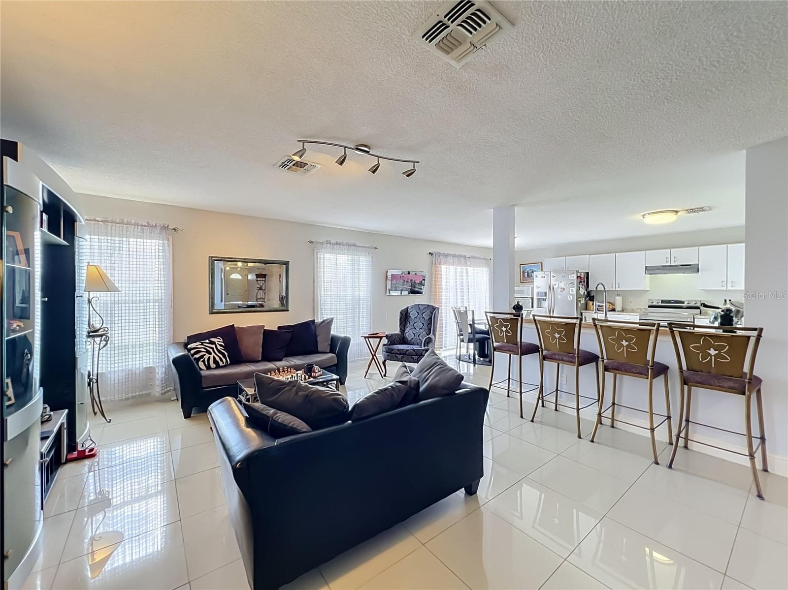 Family room/Kitchen with breakfast bar - 12900 LOS ALAMITOS CT, ORLANDO
