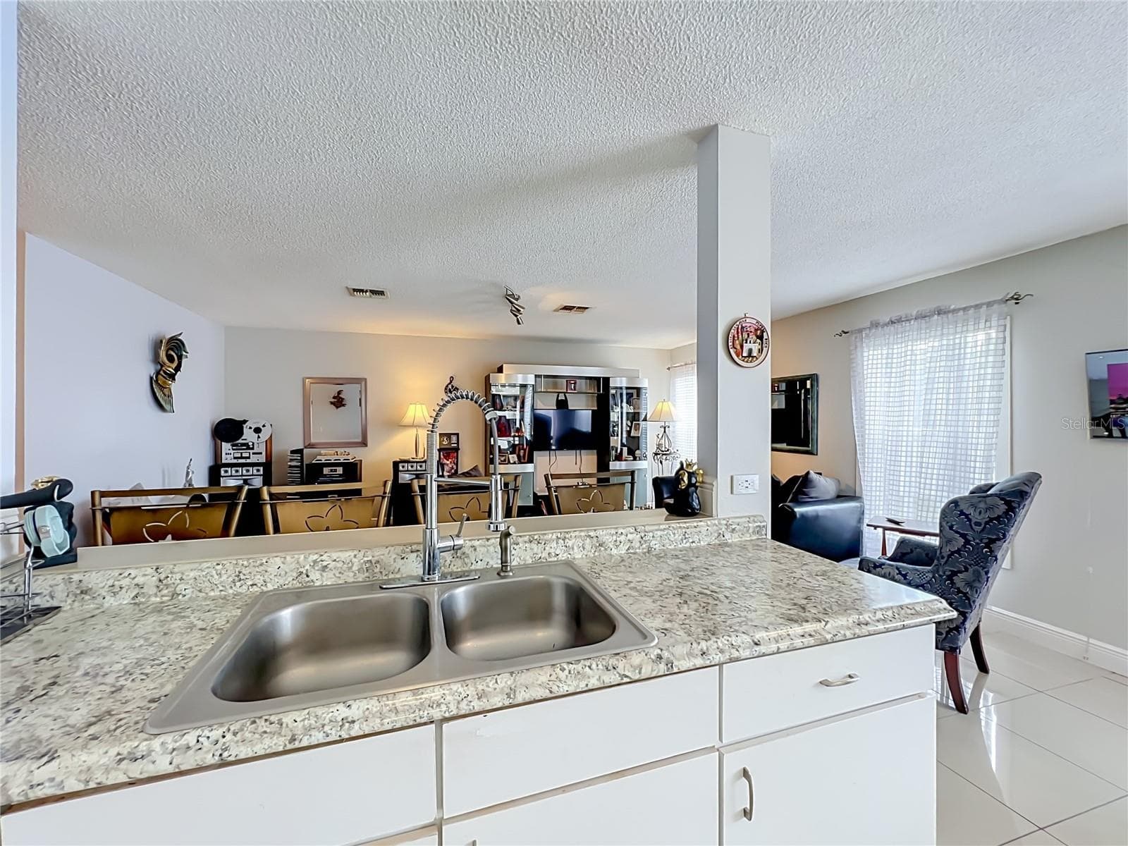 So easy to visit from kitchen to family room - 12900 LOS ALAMITOS CT, ORLANDO