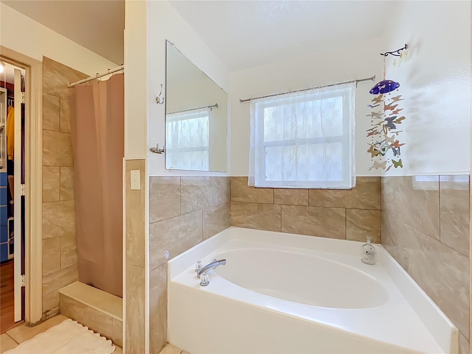 Shower and separate garden tub - 12900 LOS ALAMITOS CT, ORLANDO