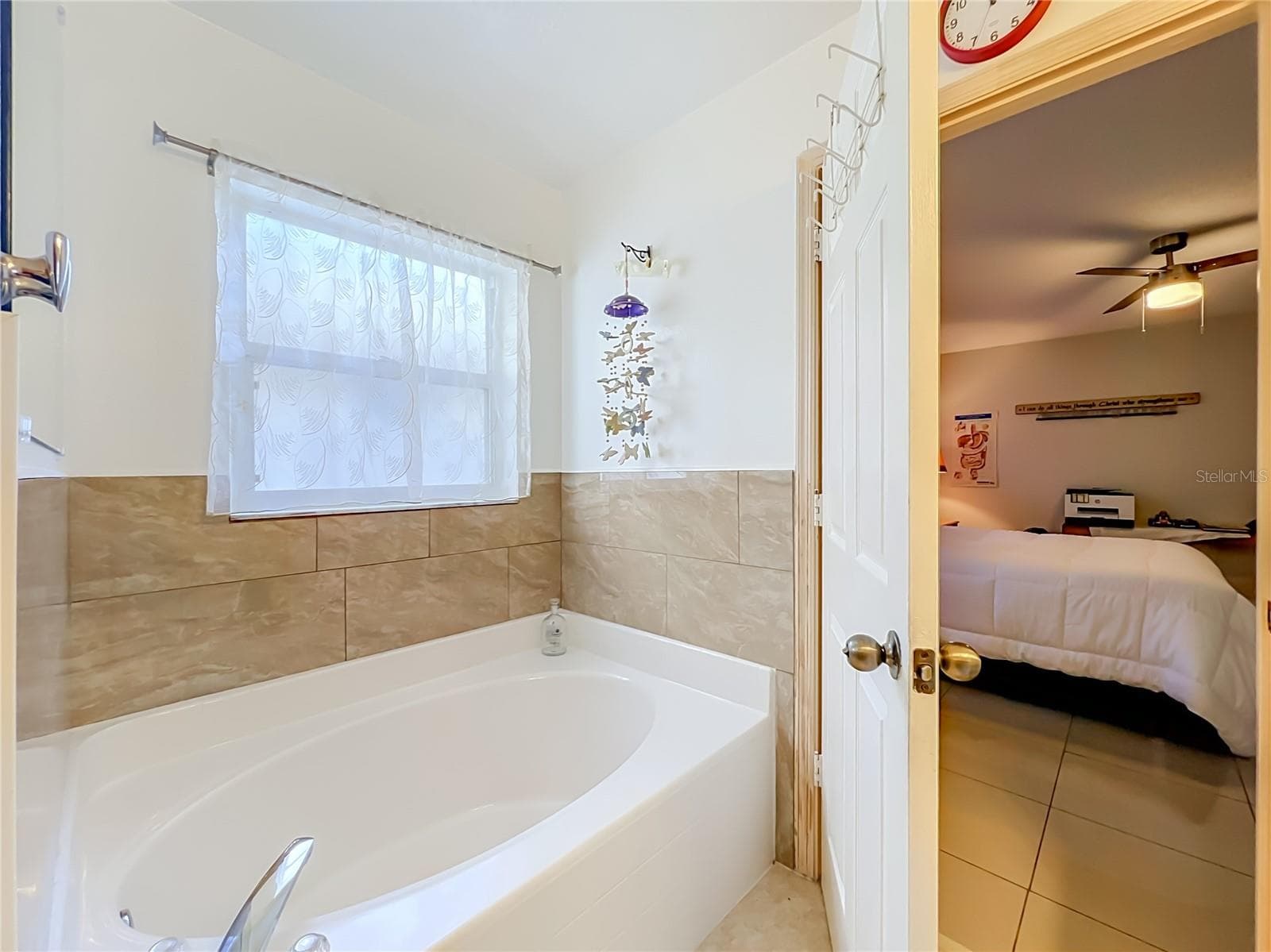 Soaking tub in Primary bathroom - 12900 LOS ALAMITOS CT, ORLANDO