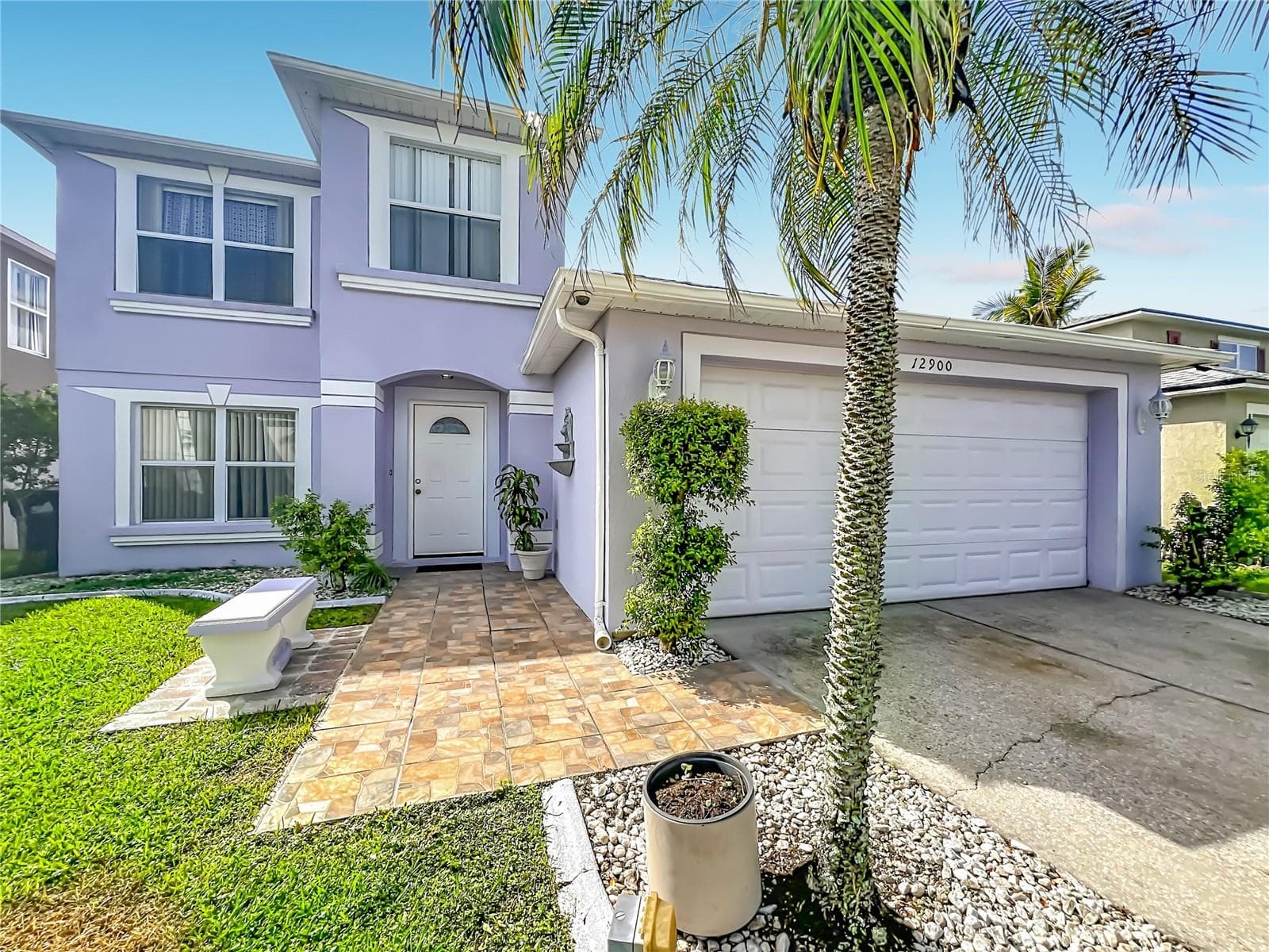 Tiled front entry with sitting bench - 12900 LOS ALAMITOS CT, ORLANDO