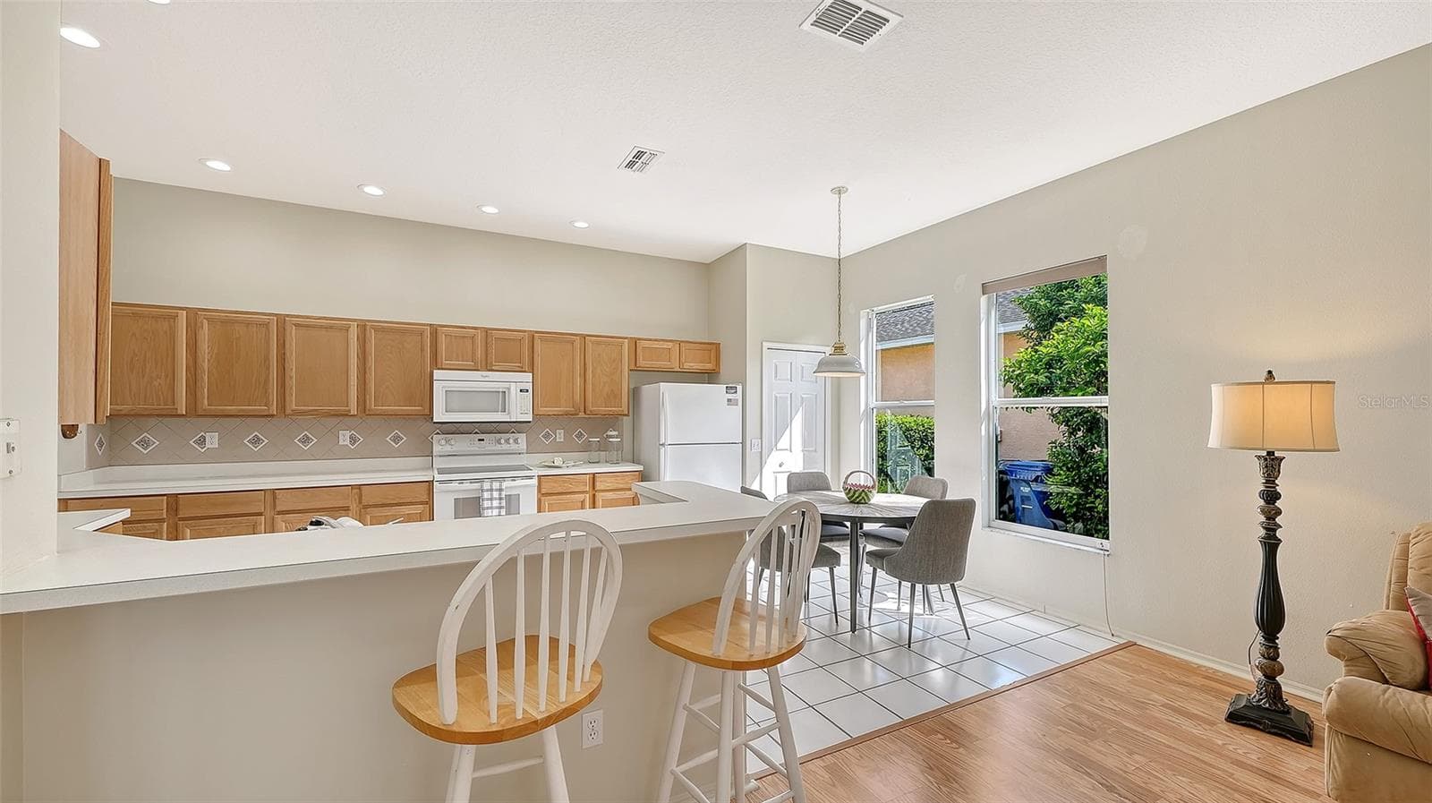 breakfast bar - 4942 OLDHAM ST, SARASOTA