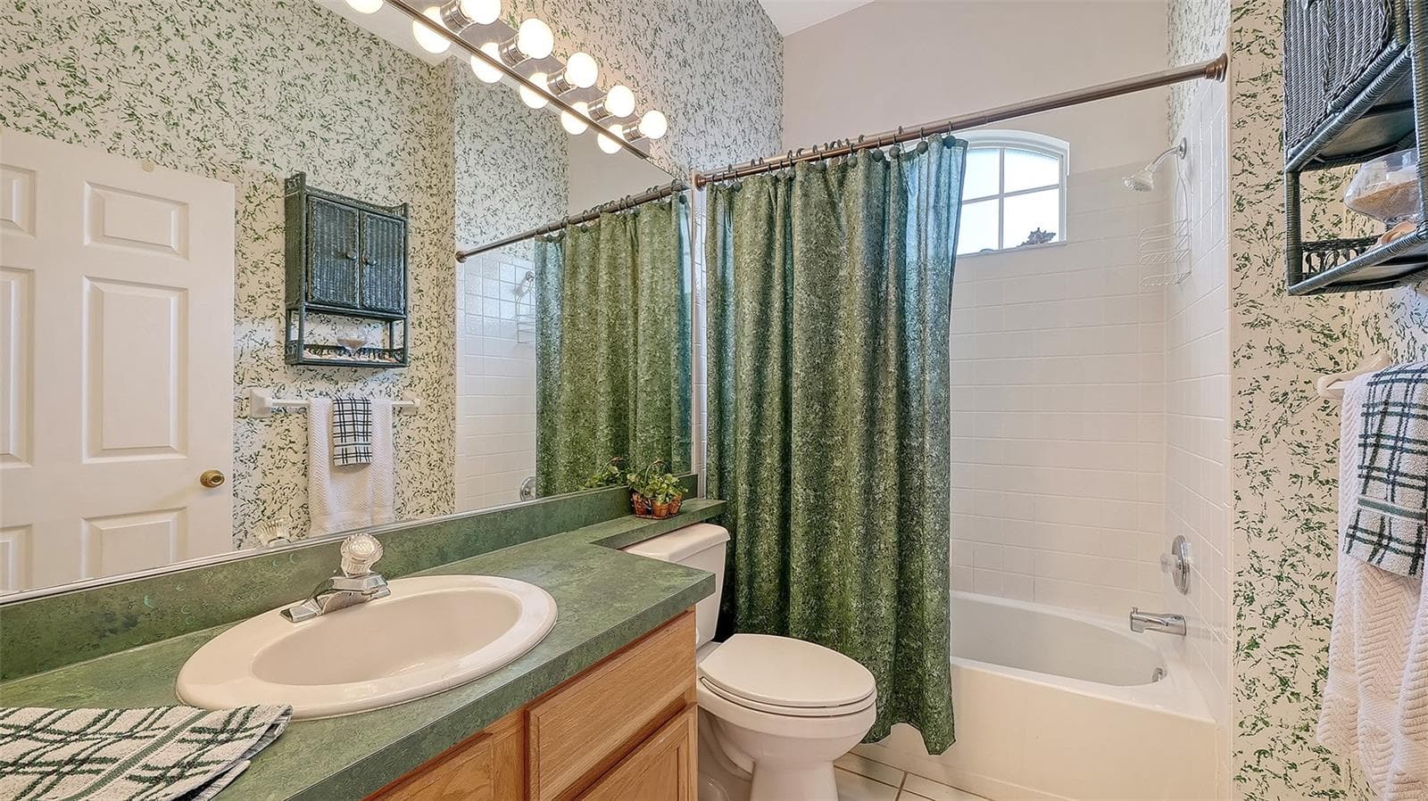 guest bath - 4942 OLDHAM ST, SARASOTA