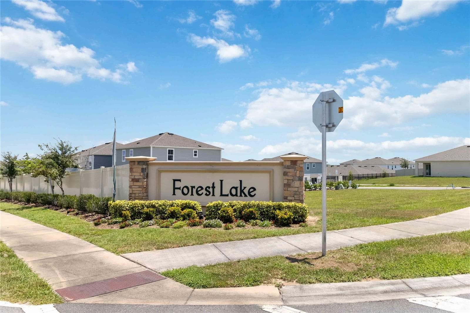 Community entrance - 2441 OAKWOOD LN, DAVENPORT