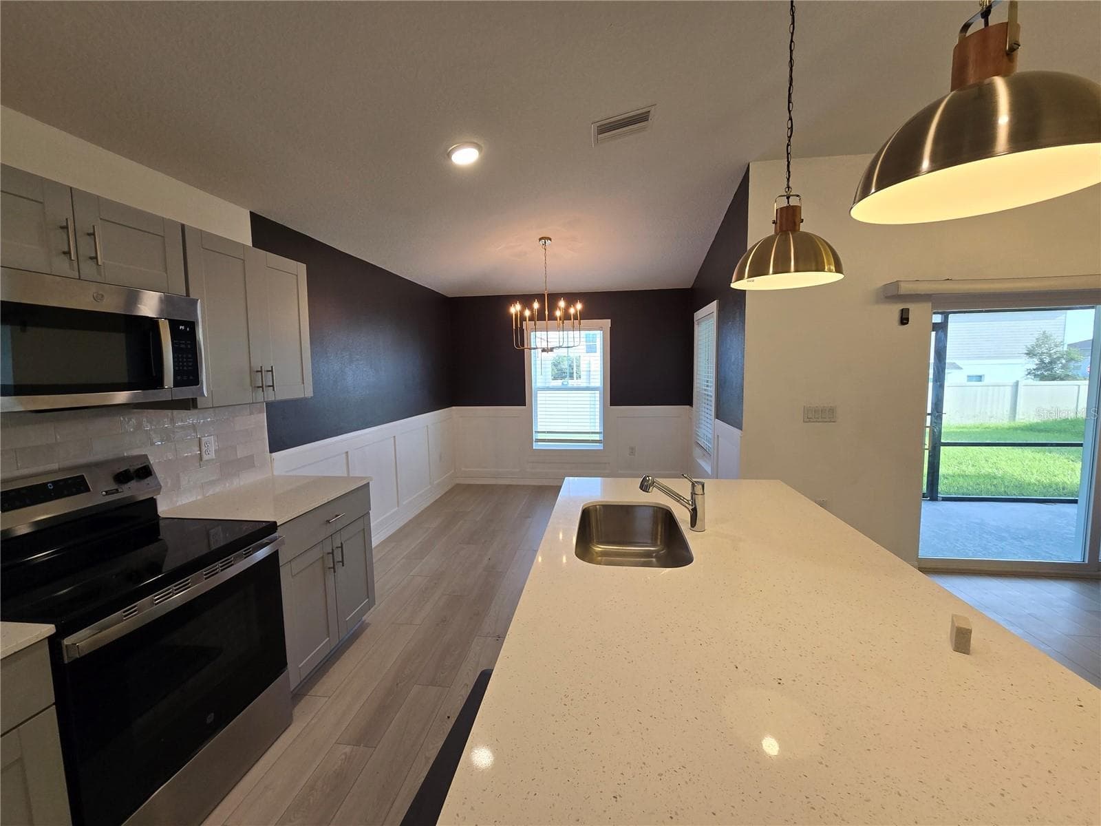 Kitchen - 2441 OAKWOOD LN, DAVENPORT