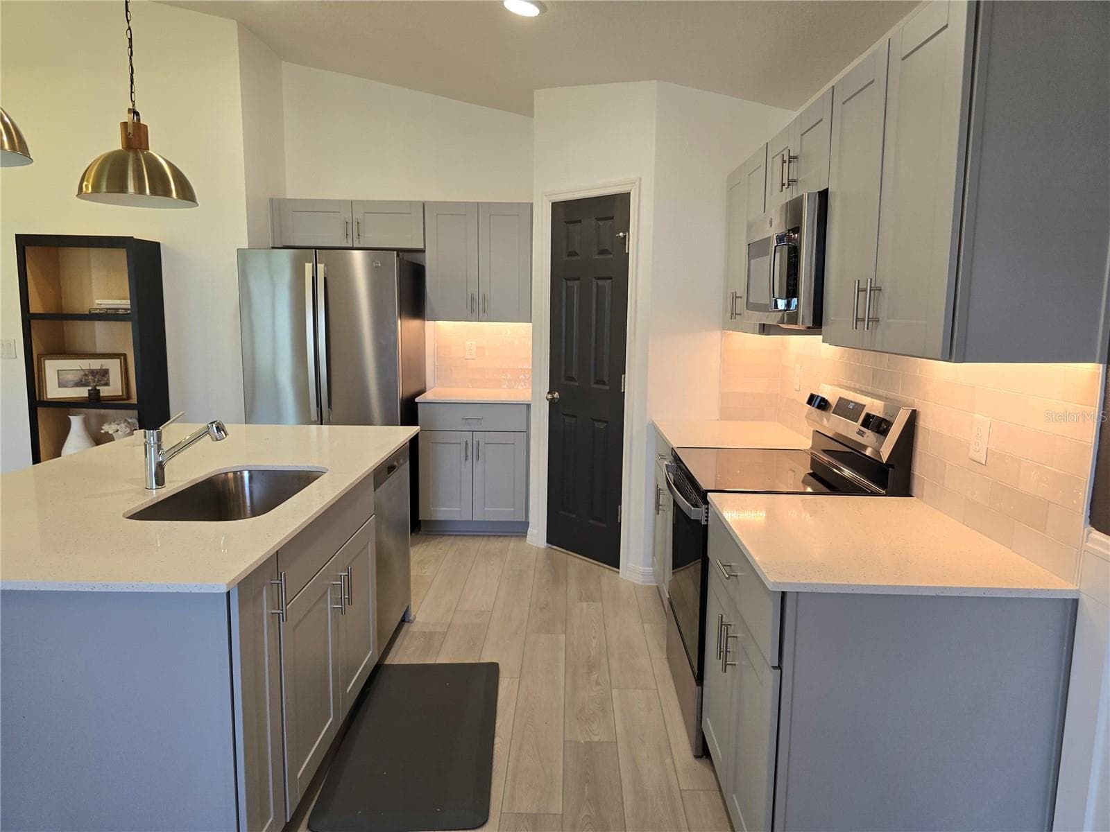 Kitchen - 2441 OAKWOOD LN, DAVENPORT